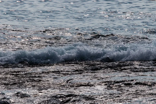 Fundo Água Com Uma Onda Oceano Brilhando Sol Nas Ilhas — Fotografia de Stock