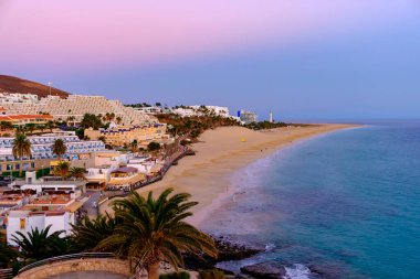 Morro Jable sahilinde gün batımında, Kanarya Adası Fuerteventura, İspanya.