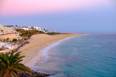 Morro Jable sahilinde gün batımında, Kanarya Adası Fuerteventura, İspanya.