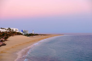 Morro Jable sahilinde gün batımında, Kanarya Adası Fuerteventura, İspanya.