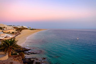 Morro Jable sahilinde gün batımında, Kanarya Adası Fuerteventura, İspanya.