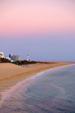 Morro Jable sahilinde gün batımında, Kanarya Adası Fuerteventura, İspanya.