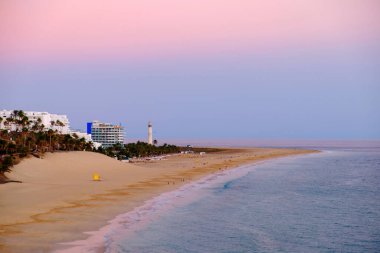 Morro Jable sahilinde gün batımında, Kanarya Adası Fuerteventura, İspanya.