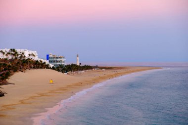 Morro Jable sahilinde gün batımında, Kanarya Adası Fuerteventura, İspanya.