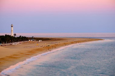 Morro Jable sahilinde gün batımında, Kanarya Adası Fuerteventura, İspanya.
