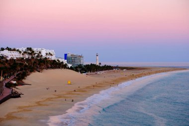 Morro Jable sahilinde gün batımında, Kanarya Adası Fuerteventura, İspanya.