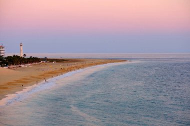 Morro Jable sahilinde gün batımında, Kanarya Adası Fuerteventura, İspanya.