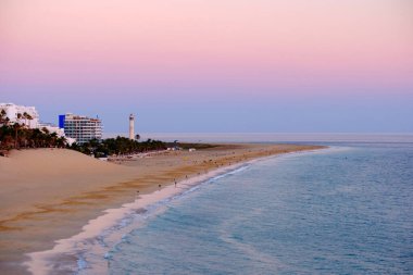 Morro Jable sahilinde gün batımında, Kanarya Adası Fuerteventura, İspanya.