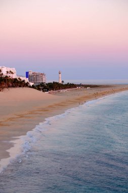 Morro Jable sahilinde gün batımında, Kanarya Adası Fuerteventura, İspanya.