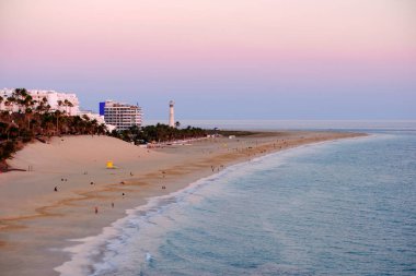 Morro Jable sahilinde gün batımında, Kanarya Adası Fuerteventura, İspanya.