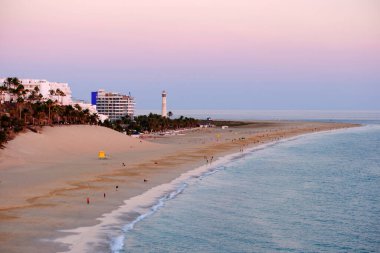 Morro Jable sahilinde gün batımında, Kanarya Adası Fuerteventura, İspanya.