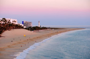 Morro Jable sahilinde gün batımında, Kanarya Adası Fuerteventura, İspanya.