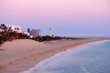 Morro Jable sahilinde gün batımında, Kanarya Adası Fuerteventura, İspanya.