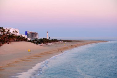 Morro Jable sahilinde gün batımında, Kanarya Adası Fuerteventura, İspanya.