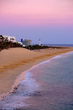 Morro Jable sahilinde gün batımında, Kanarya Adası Fuerteventura, İspanya.