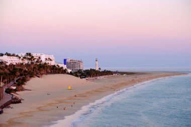 Morro Jable sahilinde gün batımında, Kanarya Adası Fuerteventura, İspanya.