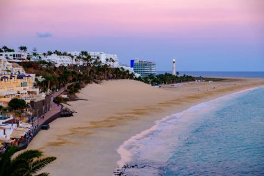 Morro Jable sahilinde gün batımında, Kanarya Adası Fuerteventura, İspanya.