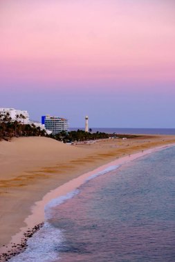 Morro Jable sahilinde gün batımında, Kanarya Adası Fuerteventura, İspanya.