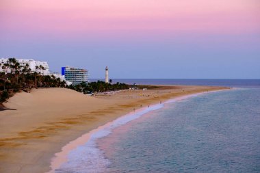Morro Jable sahilinde gün batımında, Kanarya Adası Fuerteventura, İspanya.