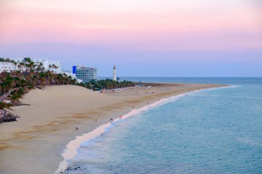Morro Jable sahilinde gün batımında, Kanarya Adası Fuerteventura, İspanya.