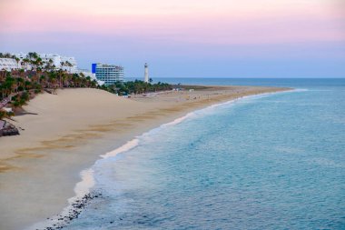 Morro Jable sahilinde gün batımında, Kanarya Adası Fuerteventura, İspanya.