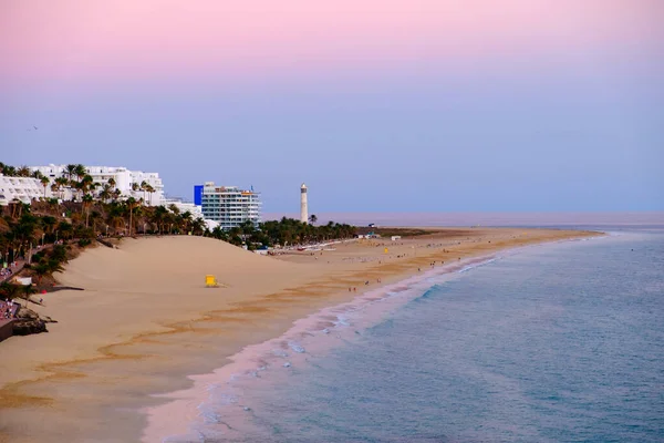 Morro Jable sahilinde gün batımında, Kanarya Adası Fuerteventura, İspanya.