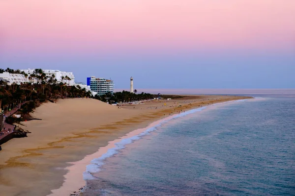 Morro Jable sahilinde gün batımında, Kanarya Adası Fuerteventura, İspanya.