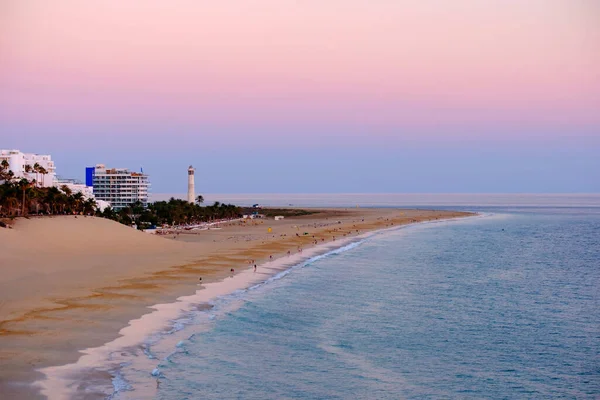 Morro Jable sahilinde gün batımında, Kanarya Adası Fuerteventura, İspanya.