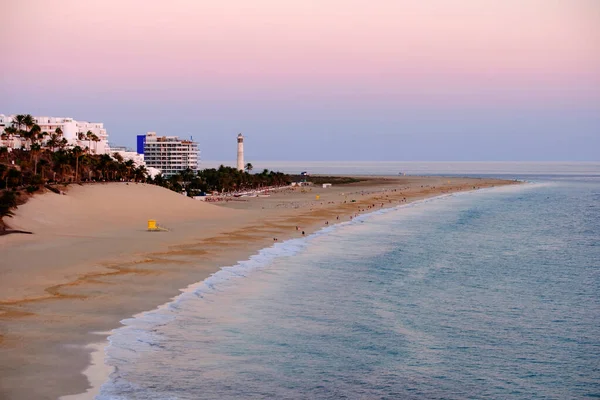 Morro Jable sahilinde gün batımında, Kanarya Adası Fuerteventura, İspanya.
