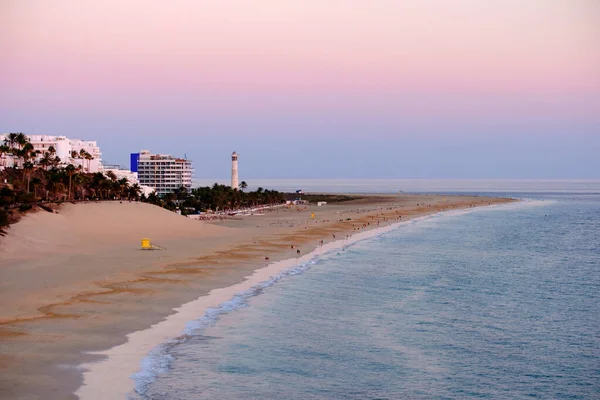 Morro Jable sahilinde gün batımında, Kanarya Adası Fuerteventura, İspanya.
