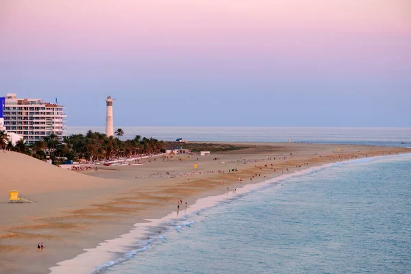 Morro Jable sahilinde gün batımında, Kanarya Adası Fuerteventura, İspanya.