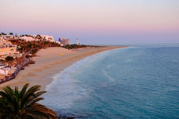 Morro Jable sahilinde gün batımında, Kanarya Adası Fuerteventura, İspanya.