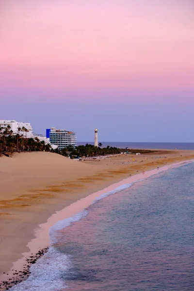 Morro Jable sahilinde gün batımında, Kanarya Adası Fuerteventura, İspanya.