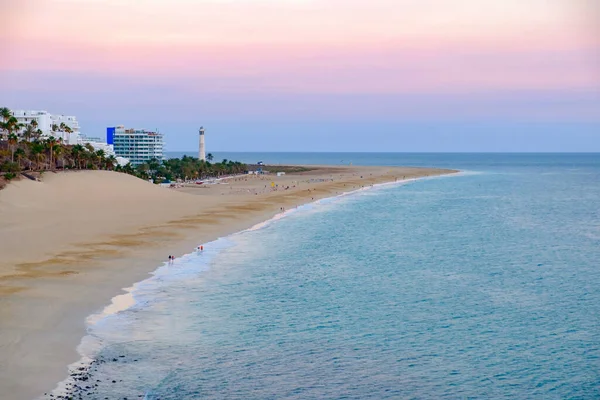 Morro Jable sahilinde gün batımında, Kanarya Adası Fuerteventura, İspanya.