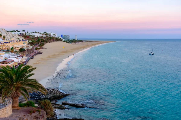 Morro Jable sahilinde gün batımında, Kanarya Adası Fuerteventura, İspanya.