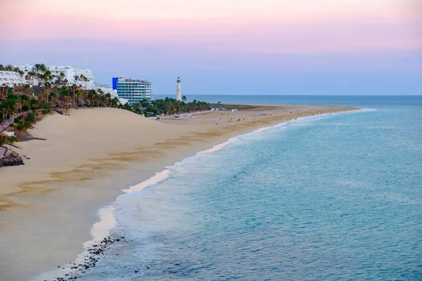 Morro Jable sahilinde gün batımında, Kanarya Adası Fuerteventura, İspanya.