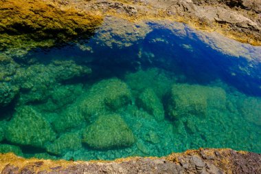 Fuerteventura Kanarya adasındaki Los Molinos plajında bir göl..