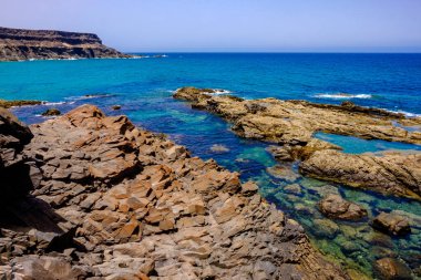 İspanya, Fuerteventura Kanarya Adası 'ndaki Los Molinos plajı manzarası.