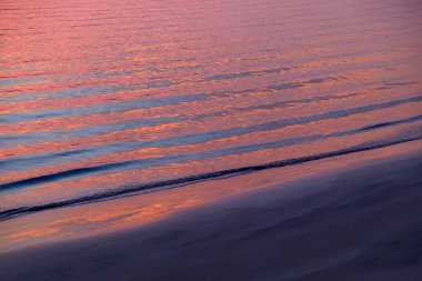 Fuerteventura, Kanarya Adaları 'nda gün batımında deniz dalgalarını izle..