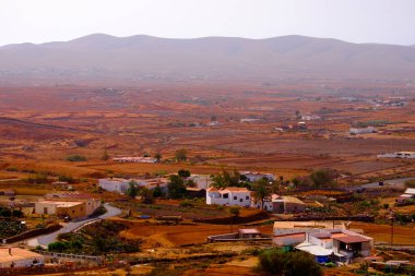 Fuerteventura Kanarya Adası 'nın merkezinde kırmızı volkanik toprak manzarası
