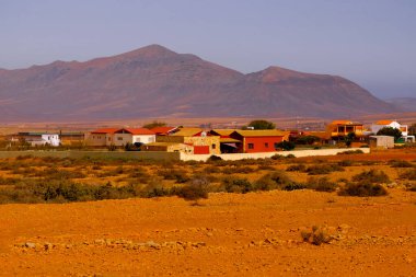 Fuerteventura Kanarya Adası 'nın merkezinde kırmızı volkanik toprak manzarası