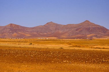 Fuerteventura Kanarya Adası 'nın merkezinde kırmızı volkanik toprak manzarası