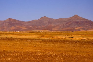 Fuerteventura Kanarya Adası 'nın merkezinde kırmızı volkanik toprak manzarası