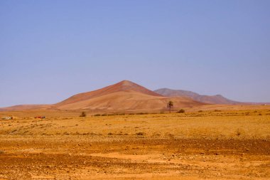 Fuerteventura Kanarya Adası 'nın merkezinde kırmızı volkanik toprak manzarası