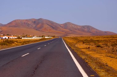Fuerteventura Kanarya Adası 'nın ortasındaki yol.