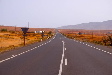 Fuerteventura Kanarya Adası 'nın ortasındaki yol.