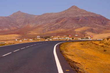 Fuerteventura Kanarya Adası 'nın ortasındaki yol.