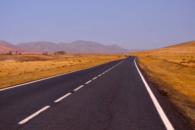 Fuerteventura Kanarya Adası 'nın ortasındaki yol.