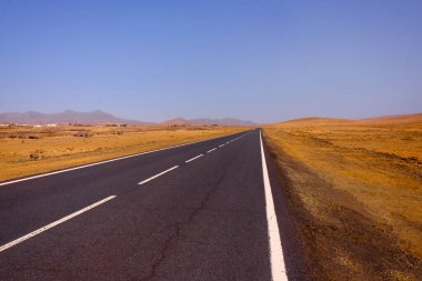Fuerteventura Kanarya Adası 'nın ortasındaki yol.