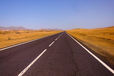 Fuerteventura Kanarya Adası 'nın ortasındaki yol.